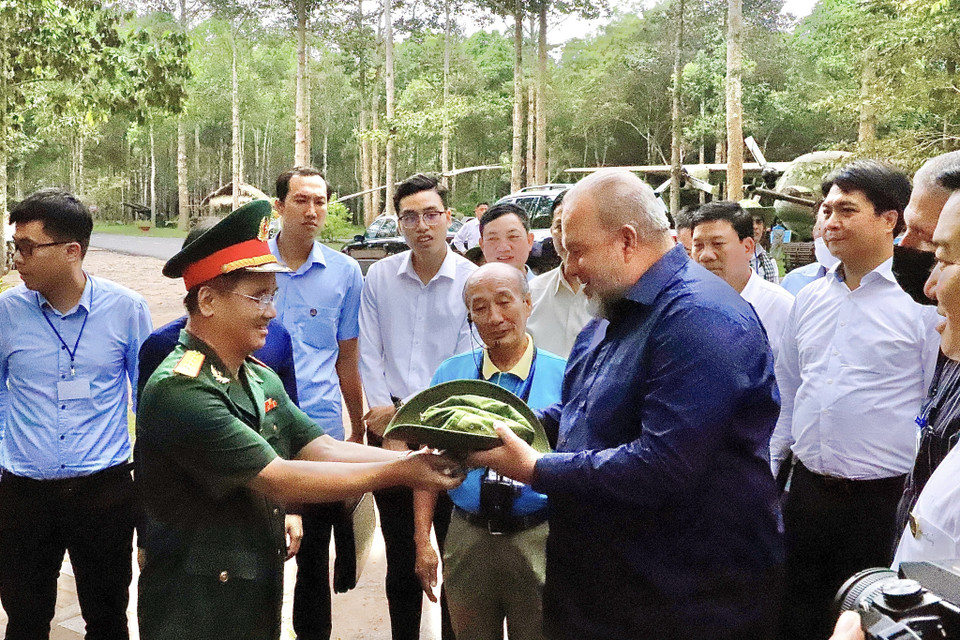 Thủ tướng Manuel Marrero Cruz nhận quà lưu niệm - mũ tai bèo và khăn rằn - từ đại diện đoàn đại biểu Việt Nam. (Ảnh: Hồng Giang/TTXVN)