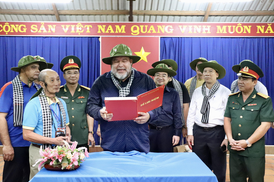 Thủ tướng Manuel Marrero Cruz đọc những dòng lưu niệm gửi đến nhân dân Thành phố Hồ Chí Minh. (Ảnh: Hồng Giang/TTXVN)