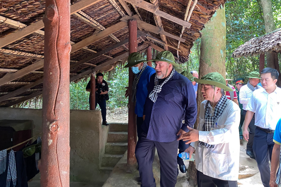 Thủ tướng Manuel Marrero Cruz và đoàn đại biểu tham quan khu di tích địa đạo Củ Chi. (Ảnh: Hồng Giang/TTXVN)