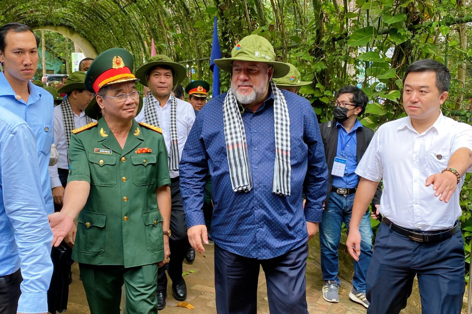 Thủ tướng Manuel Marrero Cruz và đoàn đại biểu tham quan khu di tích địa đạo Củ Chi. (Ảnh: Hồng Giang/TTXVN)