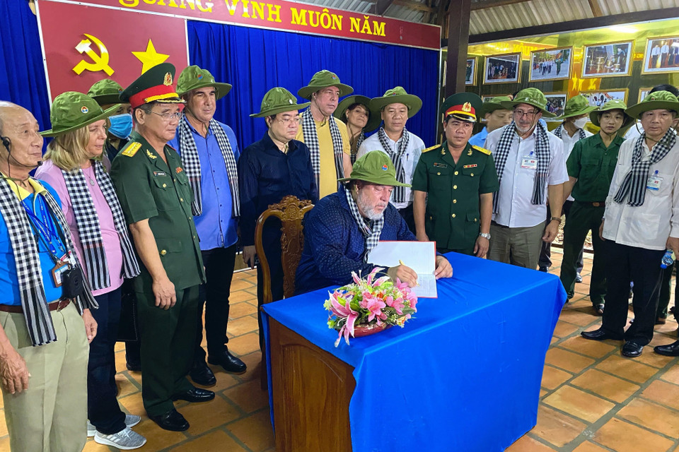 Thủ tướng Manuel Marrero Cruz viết sổ lưu niệm sau khi tham quan địa đạo. (Ảnh: Hồng Giang/TTXVN)