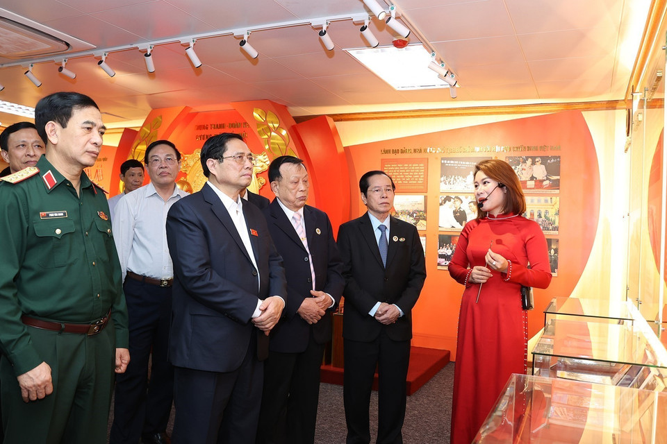Thủ tướng Phạm Minh Chính thăm Phòng truyền thống Hội Cựu chiến binh Việt Nam. (Ảnh: Dương Giang/TTXVN)