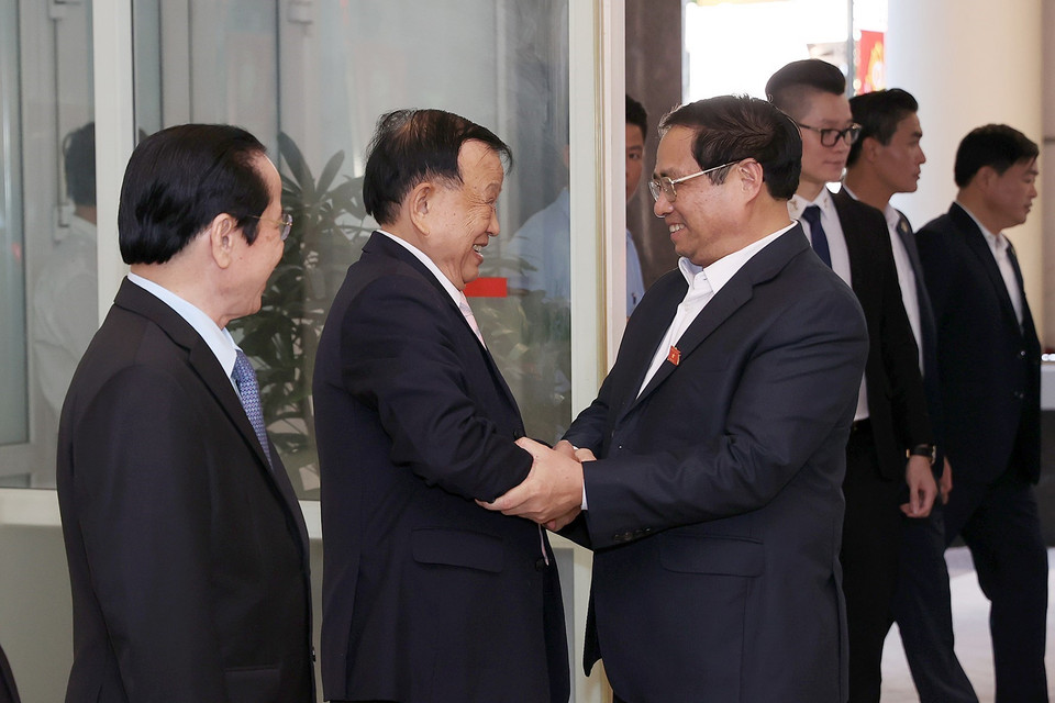 Thủ tướng Phạm Minh Chính với các cán bộ trong Ban Thường vụ Hội Cựu chiến binh Việt Nam. (Ảnh: Dương Giang/TTXVN)