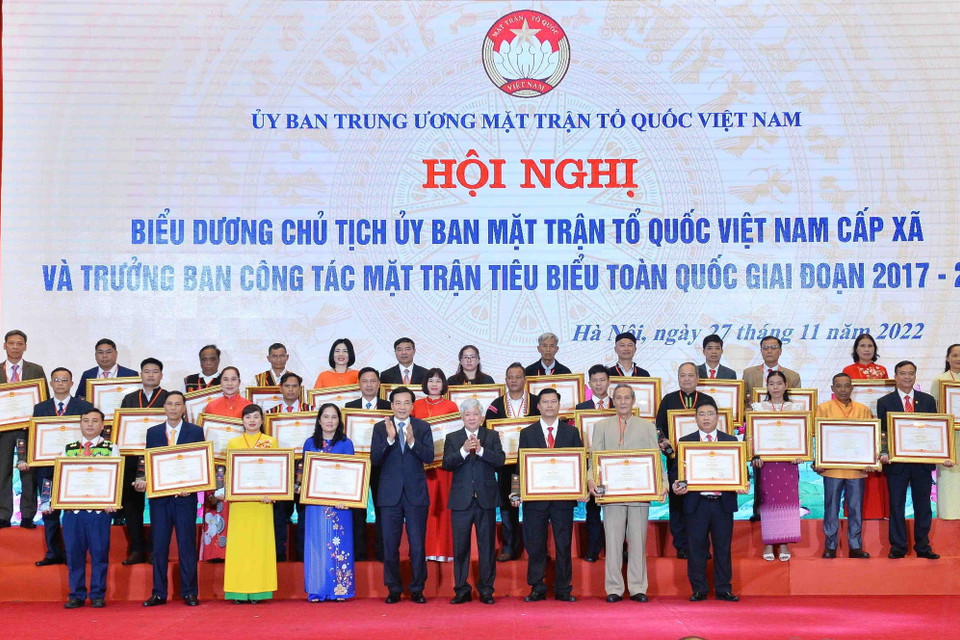 Bí thư Trung ương Đảng, Chủ tịch Ủy ban Trung ương MTTQ Việt Nam Đỗ Văn Chiến, ông Trần Văn Sơn, Bộ trưởng, Chủ nhiệm Văn phòng Chính phủ trao Bằng khen của Thủ tướng cho các điển hình tiêu biểu. (Ảnh: Minh Đức/TXVN)
