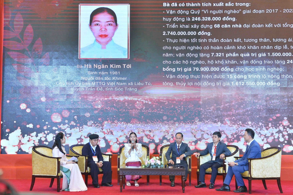 Giao lưu với các điển hình tiêu biểu. (Ảnh: Minh Đức/TTXVN)