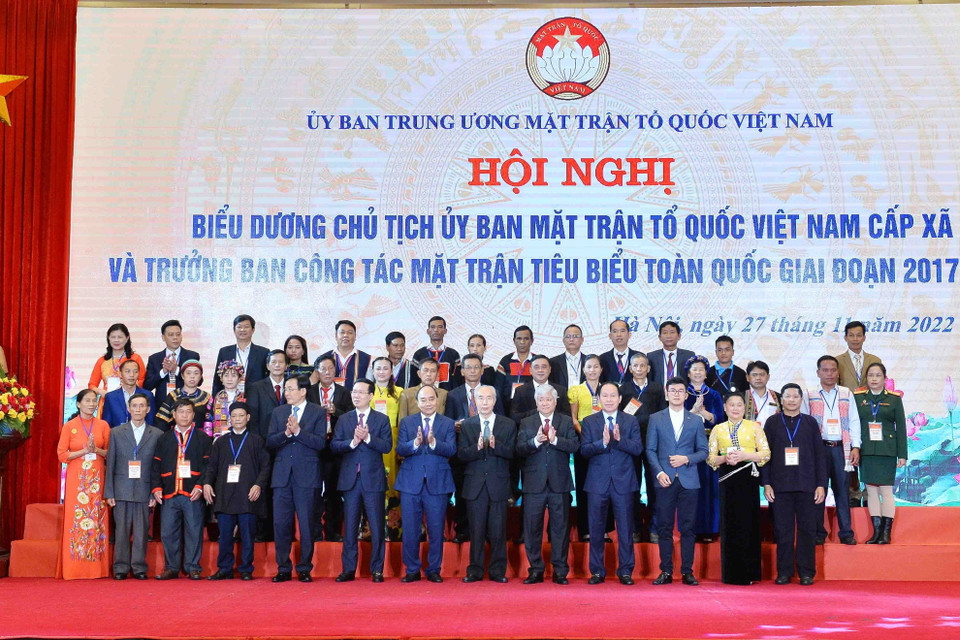  Chủ tịch nước Nguyễn Xuân Phúc, ông Võ Văn Thưởng, Ủy viên Bộ Chính trị, Thường trực Ban Bí thư chụp ảnh chung cùng các điển hình tiêu biểu. (Ảnh: Minh Đức/TTXVN)