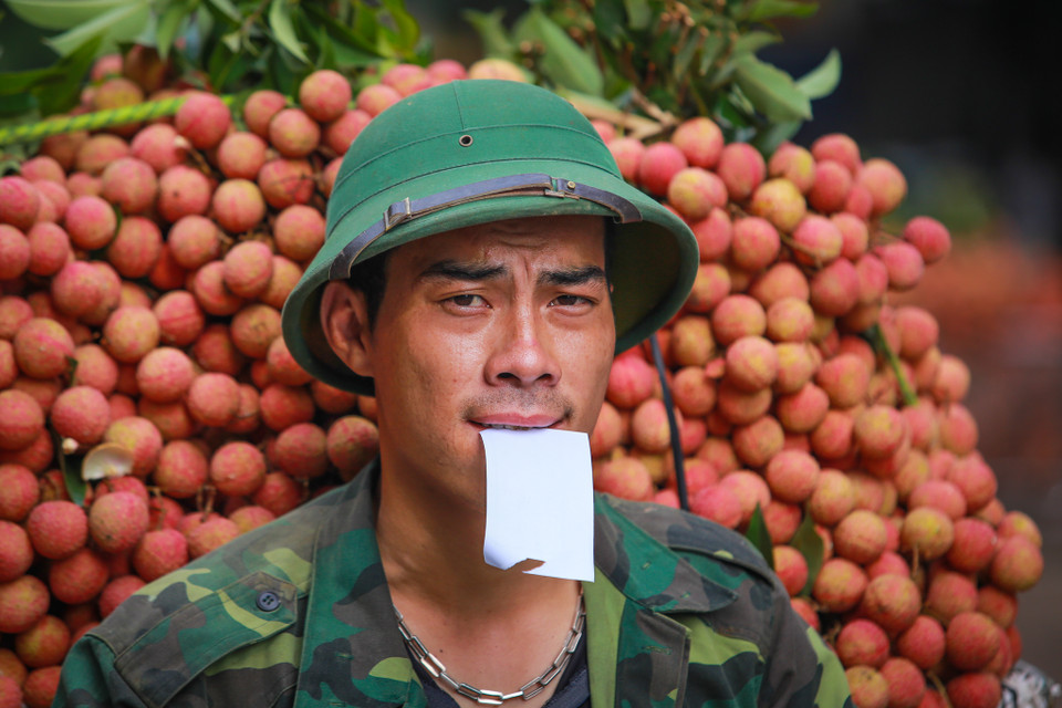 Người thanh niên này dù đã bán được vải nhưng cũng phải lắc đầu ngao ngán vì không thể lách khỏi đây. (Ảnh: Minh Sơn/Vietnam+)