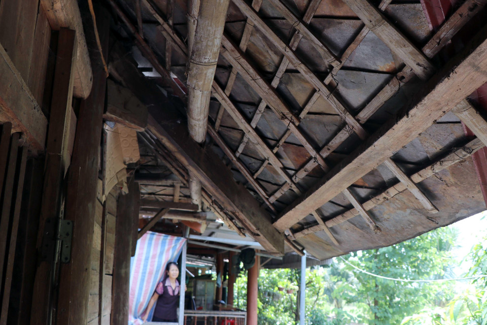 Mái nhà lợp đá của người Thái ngành Thái trắng tại thị xã Mường Lay (Điện Biên). (Ảnh: Xuân Tiến/TTXVN)