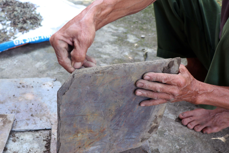 Đá có màu nâu, đen, xám dùng lợp mái nhà sàn của người Thái ngành Thái trắng tại thị xã Mường Lay (Điện Biên).(Ảnh: Xuân Tiến/TTXVN)