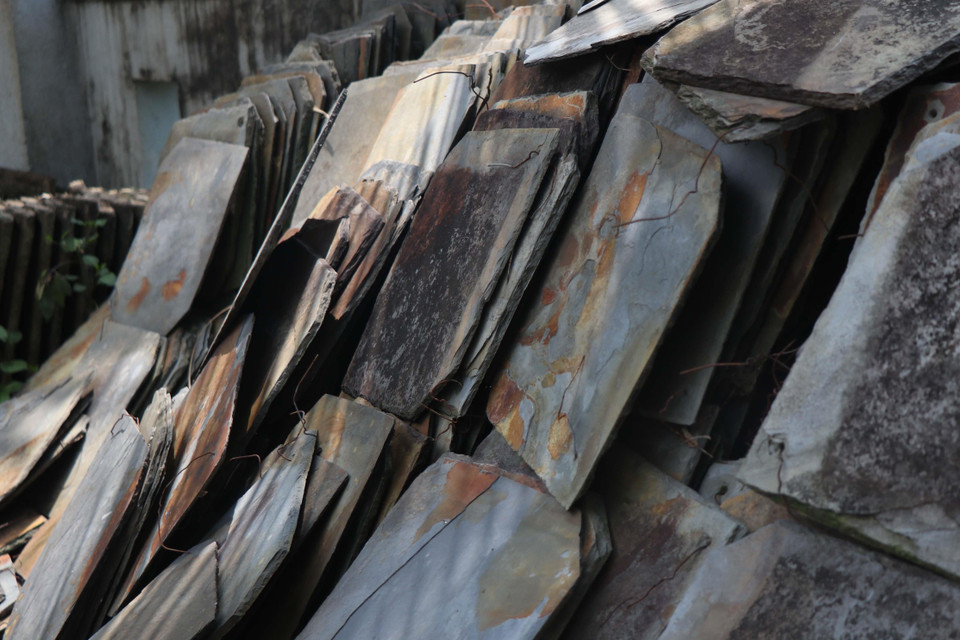 Những viên đá sử dụng lợp mái nhà sàn.(Ảnh: Xuân Tiến/TTXVN)