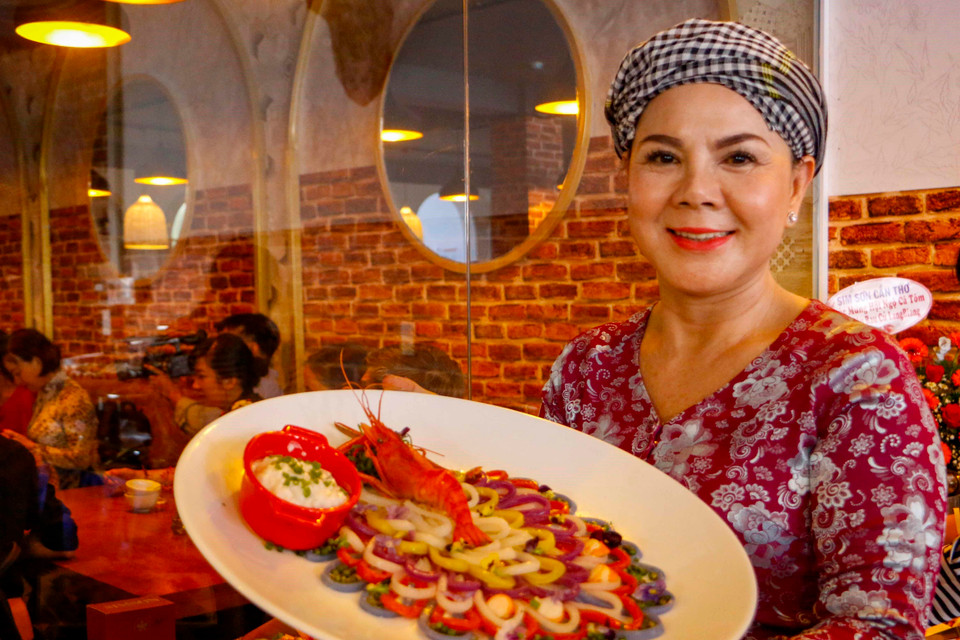 Nghệ nhân Phan Thị Hồng Nhi (Cần Thơ) với món bánh canh tôm ngũ sắc. (Ảnh: Thanh Liêm/TTXVN)