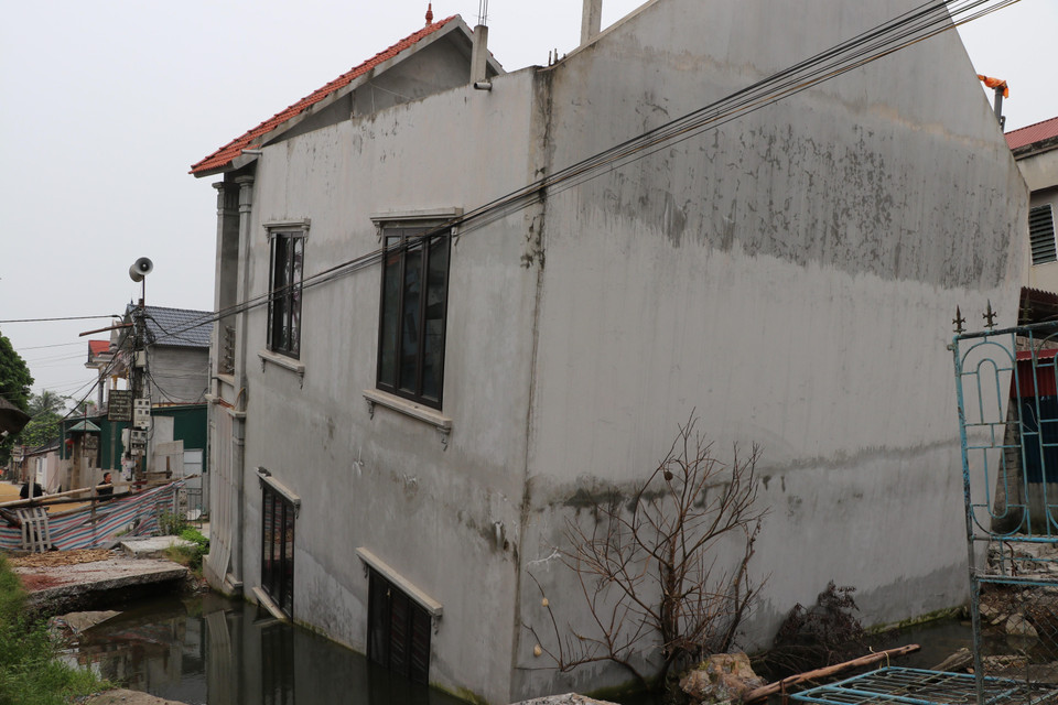 Hiện trường vụ sụt lún ở thôn Hòa Lạc xã An Tiến Mỹ Đức. (Ảnh: Mạnh Khánh/TTXVN)