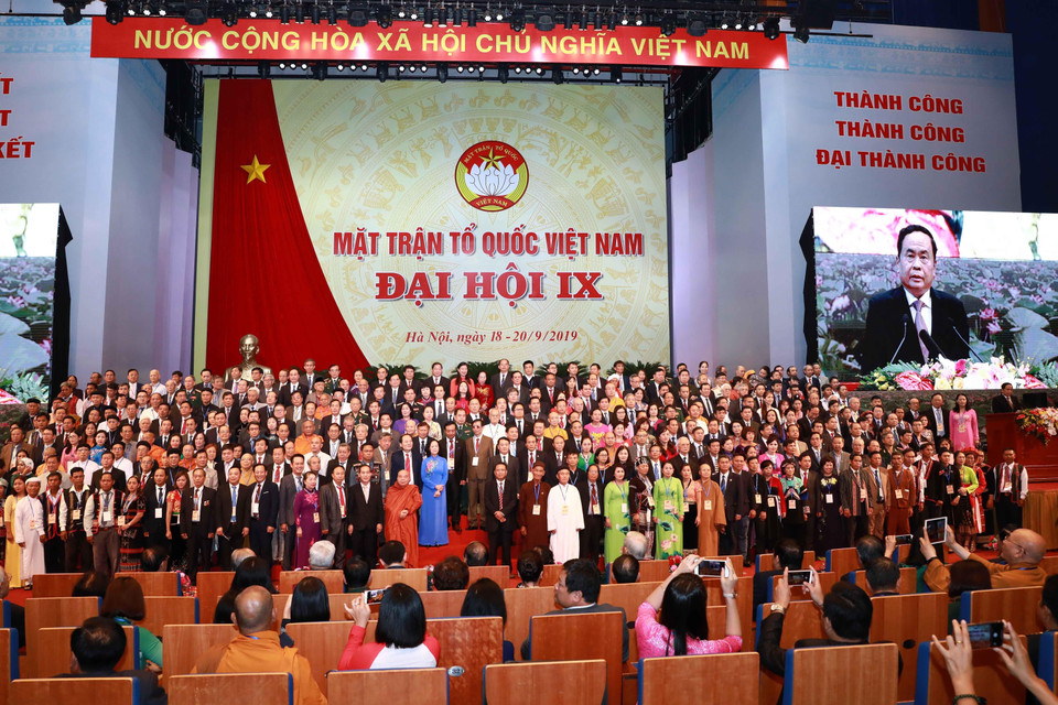 Thủ tướng Nguyễn Xuân Phúc cùng các đồng chí lãnh đạo Đảng, Nhà nước với các Ủy viên Ủy ban Trung ương Mặt trận Tổ quốc Việt Nam khóa IX. (Ảnh: TTXVN)