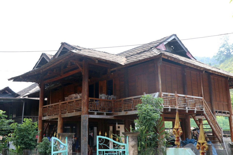 Những ngôi nhà sàn truyền thống mái lợp bằng đá màu nâu, đen - loại đá đặc trưng tại các khu vực ven sông Đà đã tạo nên những công trình kiến trúc độc đáo của người Thái ngành Thái trắng tại thị xã Mường Lay (Điện Biên). (Ảnh: Xuân Tiến/TTXVN)