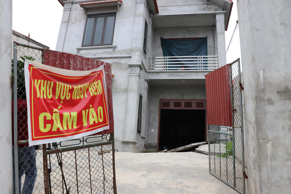 Chính quyền xã An Tiến Mỹ Đức (Hà Nội) đưa ra giải pháp trước mắt đặt biển cấm người dân đến gần khu vực bị sụt, lún để đảm bảo an toàn. (Ảnh: Mạnh Khánh/TTXVN)