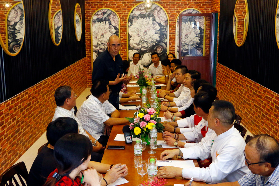 Giao lưu, trao đổi thông tin giữa các thành viên Mekong Cuisine và Chi hội Đầu bếp chuyên nghiệp Lâm Đồng. (Ảnh: Thanh Liêm/TTXVN)