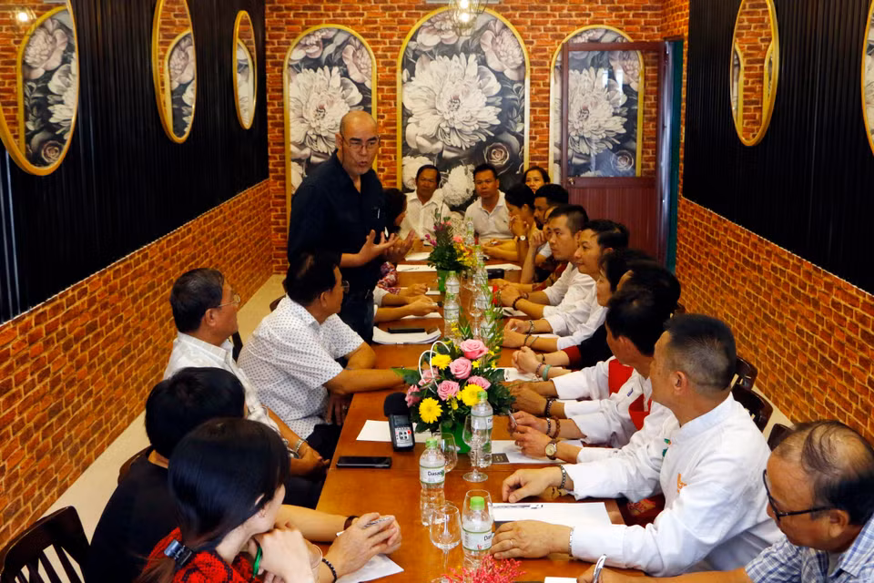 Giao lưu, trao đổi thông tin giữa các thành viên Mekong Cuisine và Chi hội Đầu bếp chuyên nghiệp Lâm Đồng. (Ảnh: Thanh Liêm/TTXVN)
