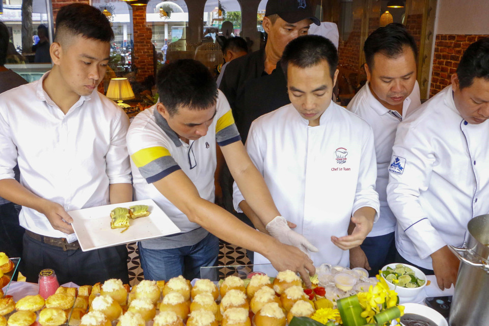 Đầu bếp chuẩn bị các món bánh được giới thiệu tại sự kiện. (Ảnh: Thanh Liêm/TTXVN)