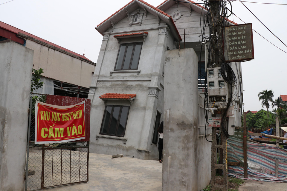 Chính quyền xã An Tiến Mỹ Đức (Hà Nội) đưa ra giải pháp trước mắt đặt biển cấm người dân đến gần khu vực bị sụt, lún để đảm bảo an toàn. (Ảnh: Mạnh Khánh/TTXVN)