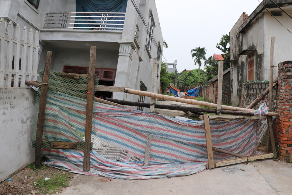 Chính quyền xã An Tiến Mỹ Đức (Hà Nội) đưa ra giải pháp trước mắt đặt biển cấm, lắp hàng rào ngăn người dân đến gần khu vực bị sụt, lún để đảm bảo an toàn. (Ảnh: Mạnh Khánh/TTXVN)