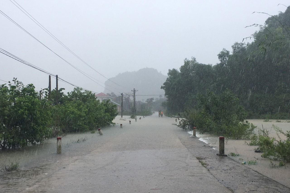  Mưa lũ tại Quảng Bình làm hàng ngàn hộ dân bị chia cắt. (Ảnh Đức Thọ/TTXVN)