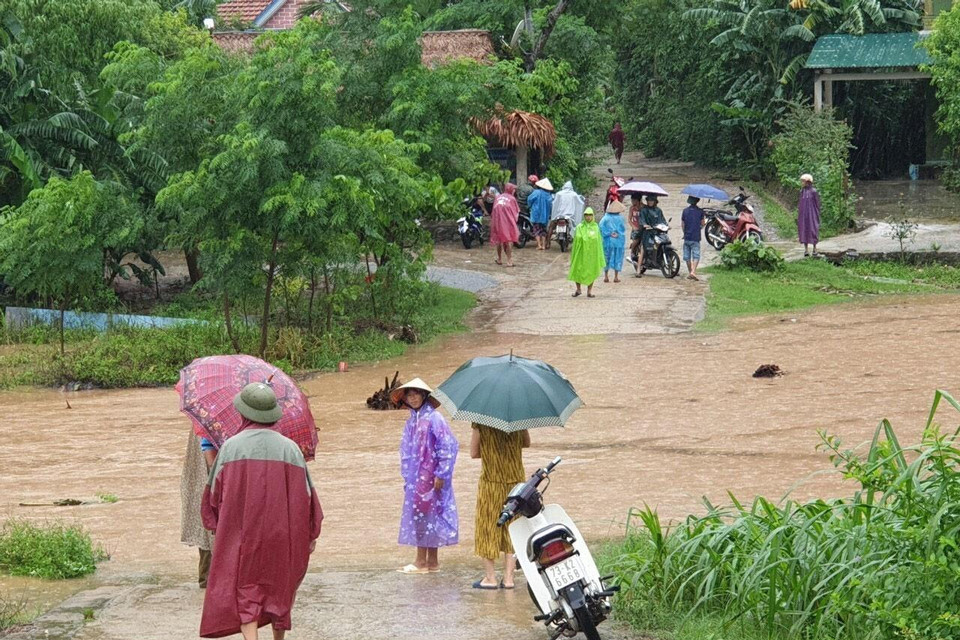  Mưa lũ tại Quảng Bình làm hàng ngàn hộ dân bị chia cắt. (Ảnh Đức Thọ/TTXVN)