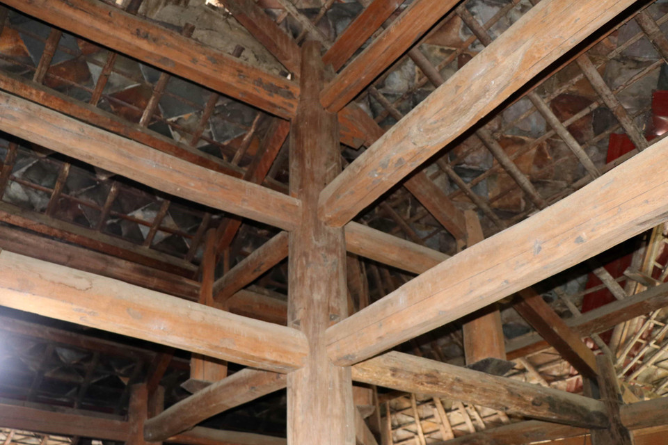 Mái nhà lợp đá của người Thái ngành Thái trắng tại thị xã Mường Lay (Điện Biên). (Ảnh: Xuân Tiến/TTXVN)