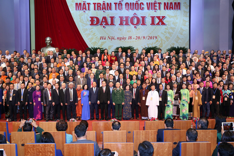 Thủ tướng Nguyễn Xuân Phúc cùng các đồng chí lãnh đạo Đảng, Nhà nước với các Ủy viên Ủy ban Trung ương Mặt trận Tổ quốc Việt Nam khóa IX. (Ảnh: TTXVN)