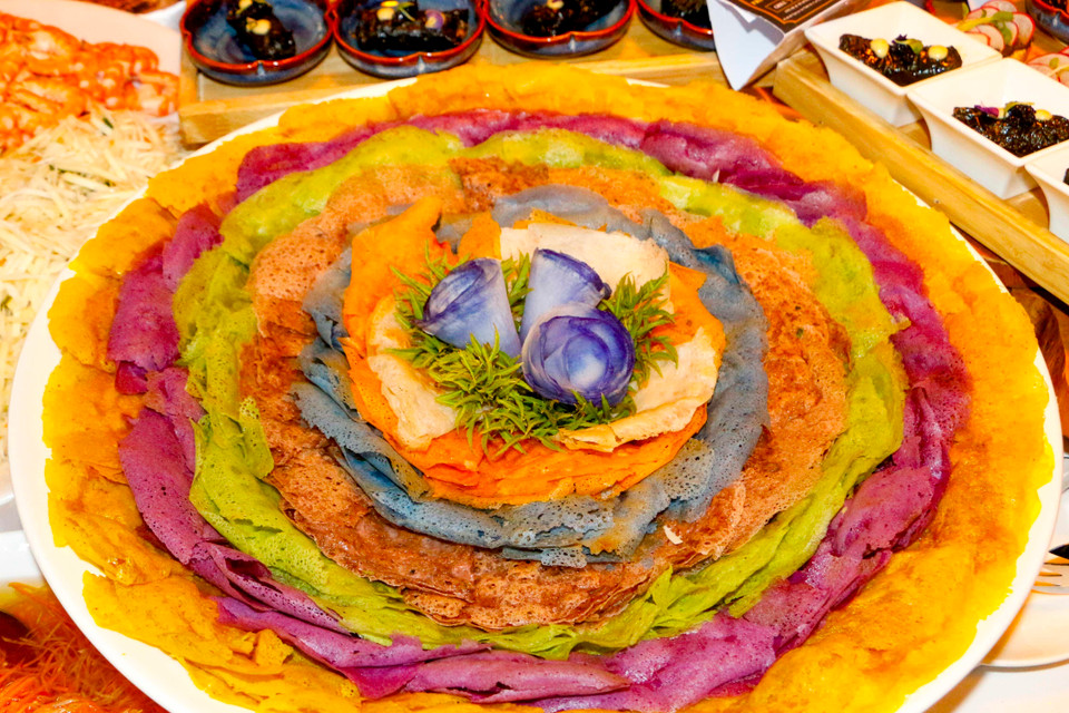 Món bánh xèo đa sắc màu dùng kèm rau củ Langbiang của Nhà hàng Ven Sông (Cần Thơ). (Ảnh: Thanh Liêm/TTXVN)