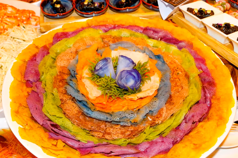 Món bánh xèo đa sắc màu dùng kèm rau củ Langbiang của Nhà hàng Ven Sông (Cần Thơ). (Ảnh: Thanh Liêm/TTXVN)