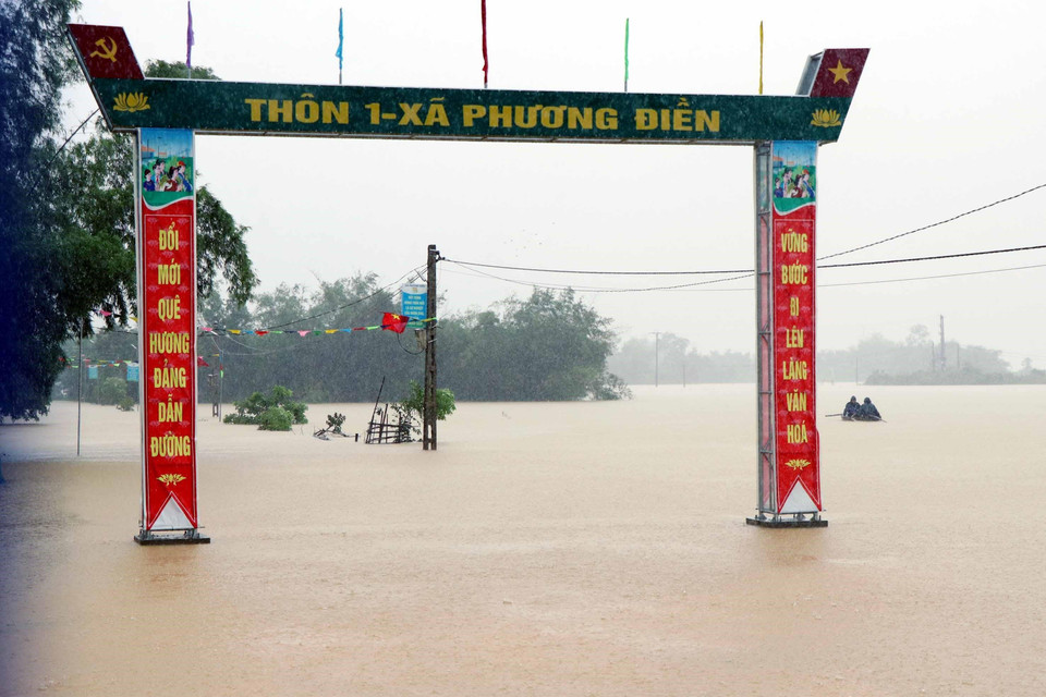 Đường liên thôn ở xã Phương Mỹ, Hương Khê, Hà Tĩnh ngập sâu trong nước lũ. (Ảnh: Công Tường/TTXVN)