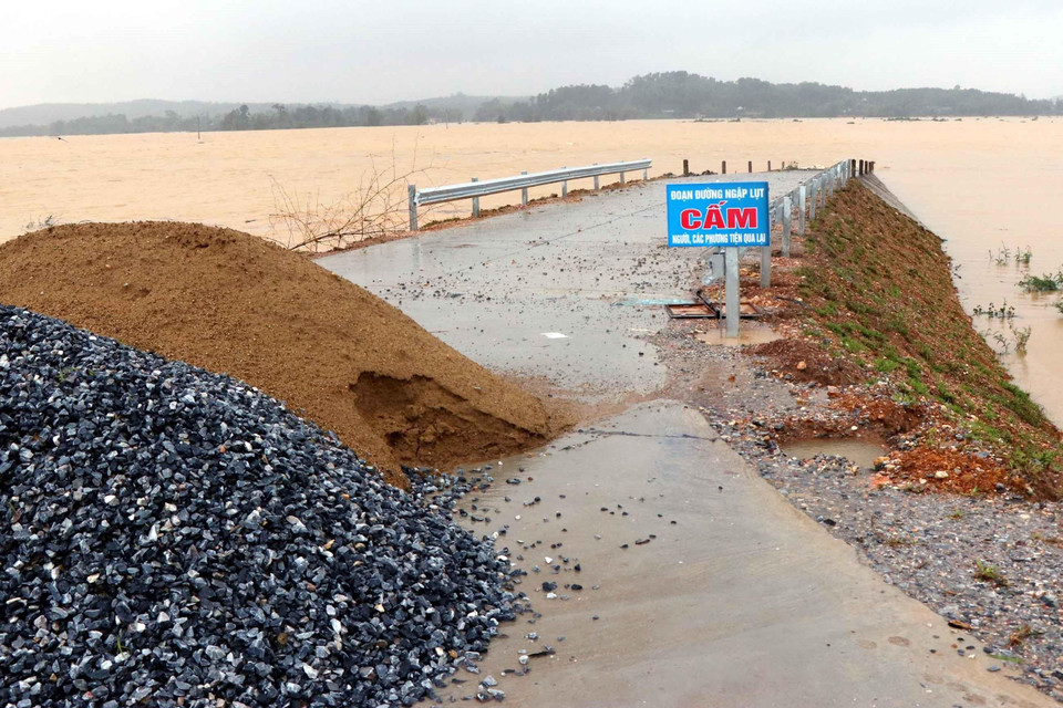 Nhiều tuyến đường được lực lượng chức năng cảnh báo cấm vì nước ngập sâu. (Ảnh: Công Tường/TTXVN)