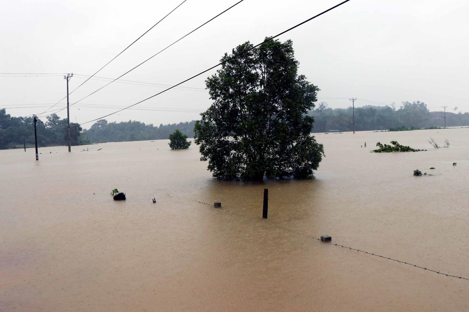 Đường liên thôn ở xã Phương Mỹ, Hương Khê, Hà Tĩnh ngập sâu trong nước lũ. (Ảnh: Công Tường/TTXVN)