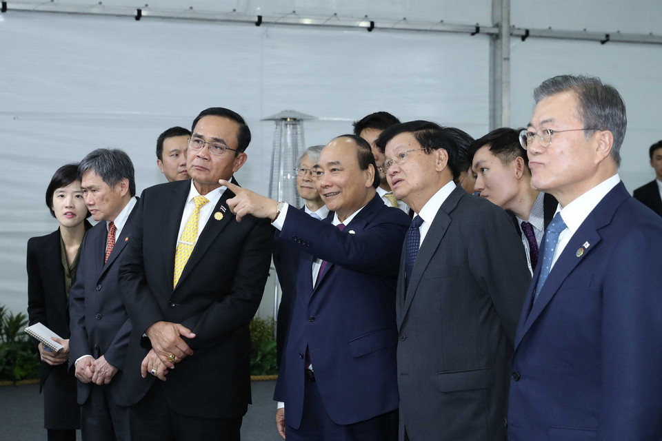Thủ tướng Chính phủ Nguyễn Xuân Phúc, Tổng thống Hàn Quốc Moon Jae-in, Thủ tướng Thái Lan Prayut Chan-o-cha, Thủ tướng Lào Thongloun Sisoulith Tổng thư ký ASEAN Lim Jock Hoi xem triển lãm. (Ảnh: Thống Nhất/TTXVN)