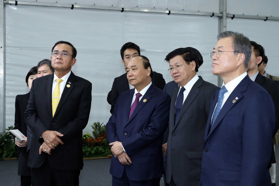 Thủ tướng Nguyễn Xuân Phúc, Tổng thống Hàn Quốc Moon Jae-in, Thủ tướng Thái Lan Prayut Chan-o-cha, Thủ tướng Lào Thongloun Sisoulith xem triển lãm. (Ảnh: Thống Nhất/TTXVN)