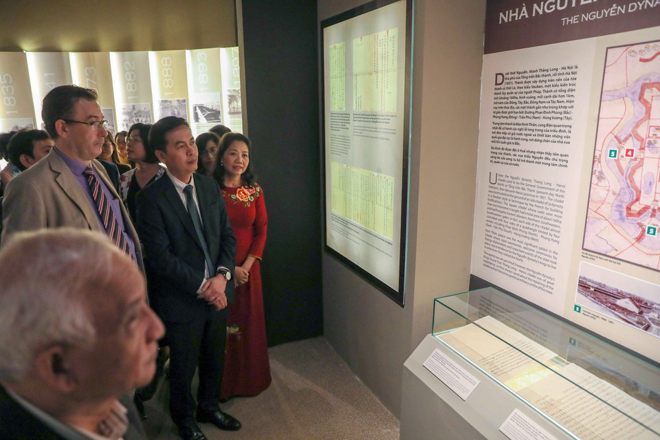 Đại biểu tham quan triển lãm. (Ảnh: Thanh Tùng/TTXVN)