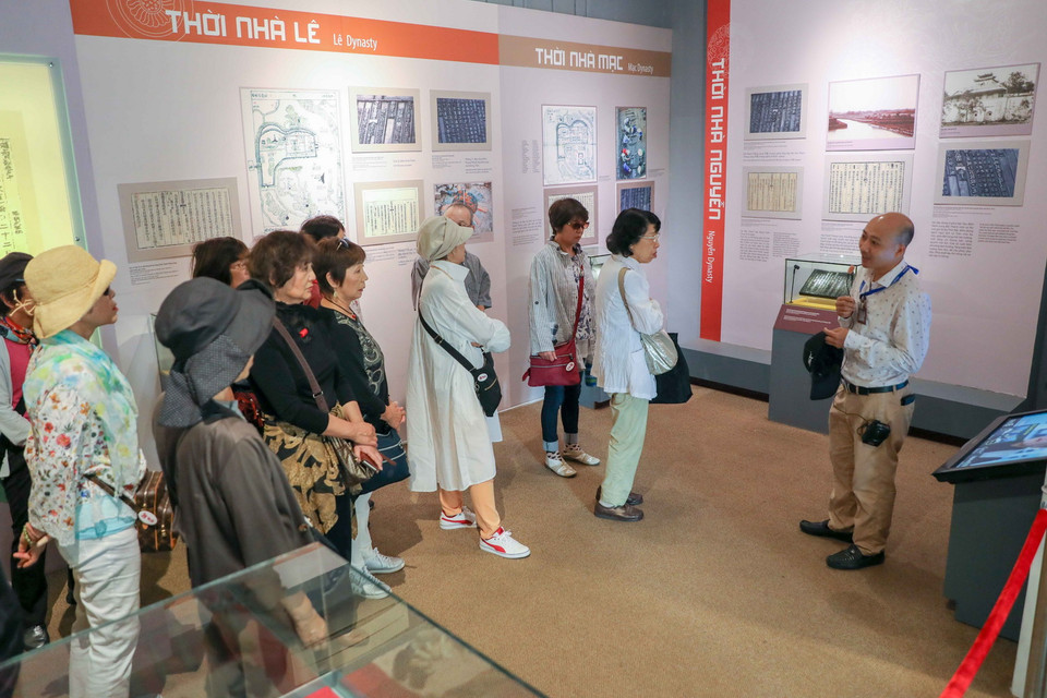 Đoàn khách quốc tế tham quan triển lãm. (Ảnh: Thanh Tùng/TTXVN)