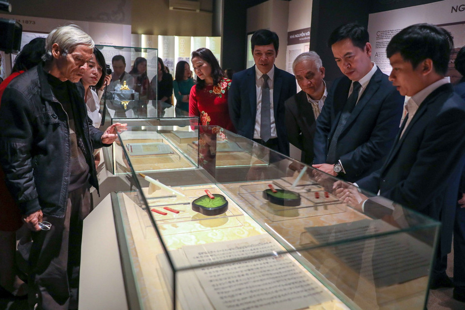 Đại biểu tham quan triển lãm. (Ảnh: Thanh Tùng/TTXVN)