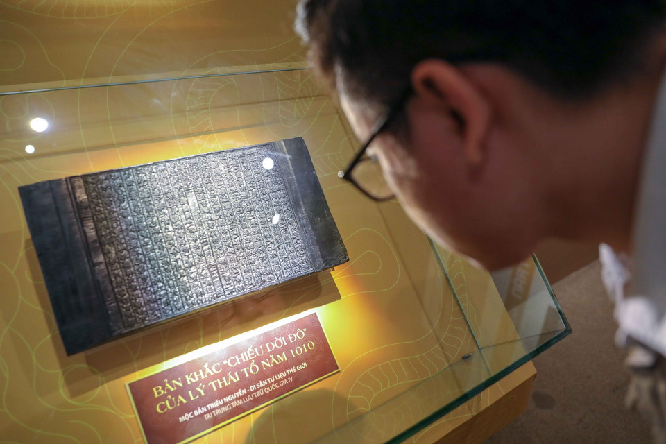 Hiện vật được trưng bày tại triển lãm. (Ảnh: Thanh Tùng/TTXVN)