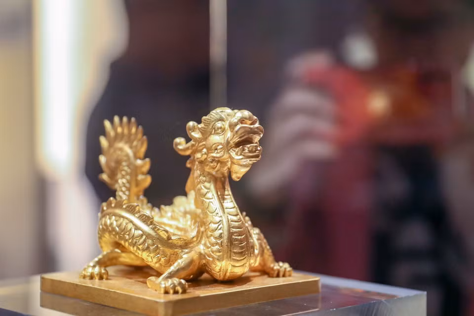 Hiện vật được trưng bày tại triển lãm. (Ảnh: Thanh Tùng/TTXVN)