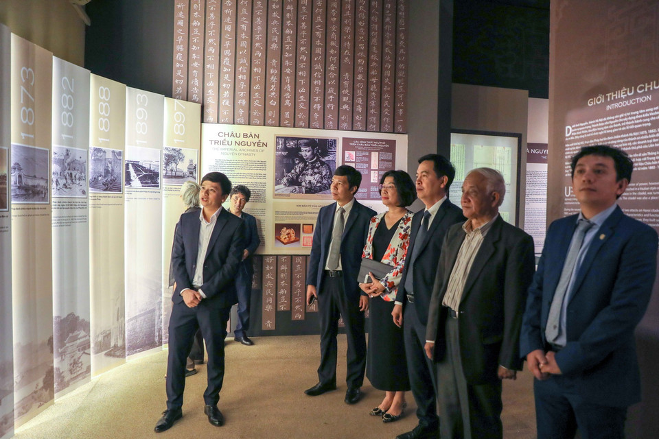 Đại biểu tham quan triển lãm. (Ảnh: Thanh Tùng/TTXVN)