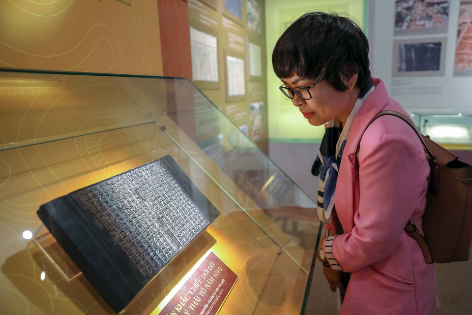 Khách tham quan triển lãm. (Ảnh: Thanh Tùng/TTXVN)