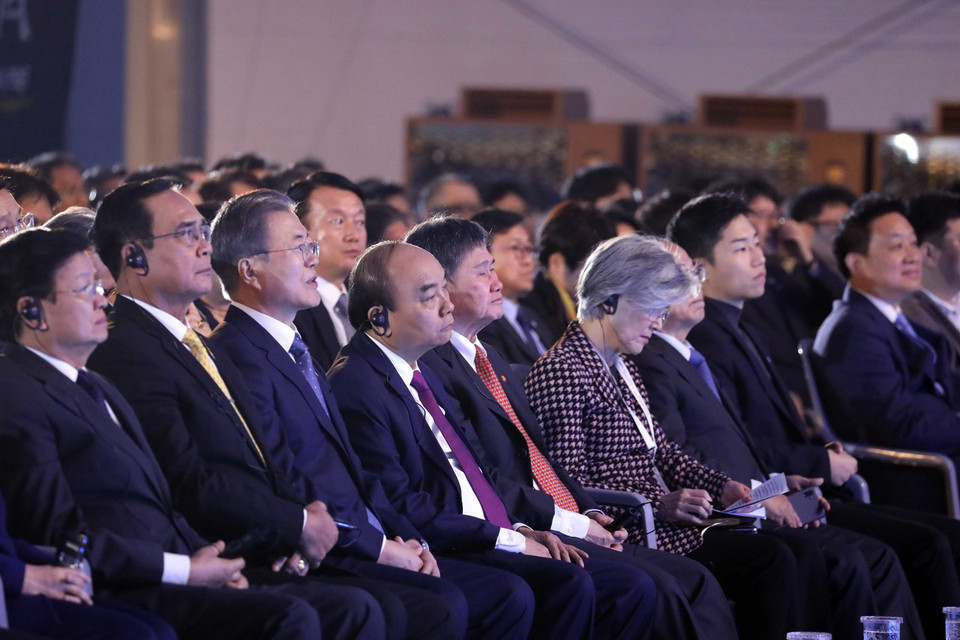 Tổng thư ký ASEAN Lim Jock Hoi, Thủ tướng Chính phủ Nguyễn Xuân Phúc, Tổng thống Hàn Quốc Moon Jae-in, Thủ tướng Thái Lan Prayut Chan-o-cha, Thủ tướng Lào Thongloun Sisoulith và các đại biểu dự buổi lễ. (Ảnh: Thống Nhất/TTXVN)