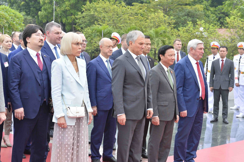 Chủ tịch Duma Quốc gia Quốc hội Liên bang Nga Vyacheslav Victorovich Volodin thành kính tưởng niệm các Anh hùng liệt sỹ. (Ảnh: Minh Đức/TTXVN)