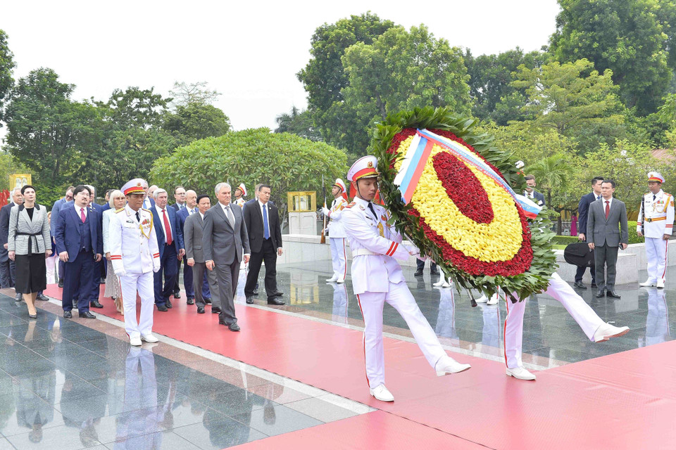 Chủ tịch Duma Quốc gia Quốc hội Liên bang Nga Vyacheslav Victorovich Volodin đặt vòng hoa tại Đài tưởng niệm các Anh hùng liệt sỹ. (Ảnh: Minh Đức/TTXVN)