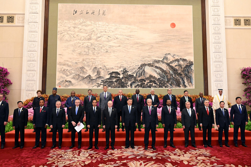 Chủ tịch nước Võ Văn Thưởng (thứ 3, phải, hàng đầu) chụp ảnh cùng các nhà lãnh đạo dự Diễn đàn Cấp cao Hợp tác Quốc tế "Vành đai và con đường" lần thứ 3 tại Bắc Kinh, Trung Quốc. (Ảnh: AFP/TTXVN)