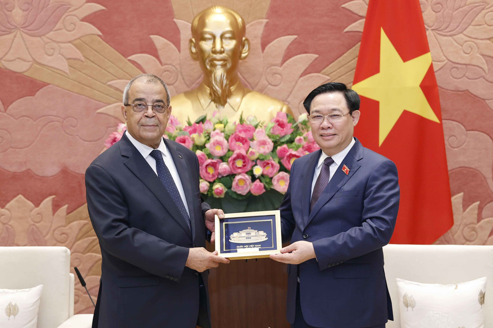 Chủ tịch Quốc hội Vương Đình Huệ tặng quà lưu niệm ngài Ali Aoun, Bộ trưởng Bộ Công nghiệp và Sản xuất Dược phẩm Algeria. (Ảnh: Doãn Tấn/TTXVN)