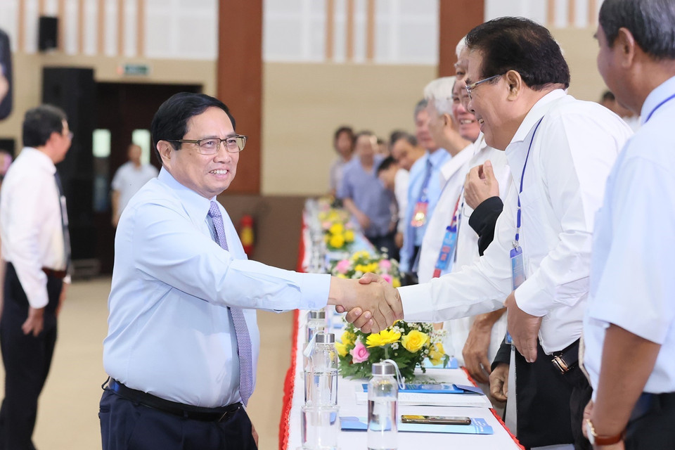 Thủ tướng Phạm Minh Chính với các đại biểu dự Lễ Công bố Quy hoạch tỉnh Trà Vinh. (Ảnh: Dương Giang/TTXVN)