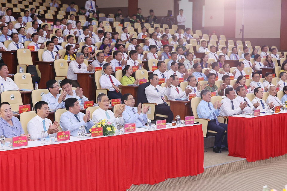 Thủ tướng Phạm Minh Chính và các đại biểu dự Hội nghị Công bố Quy hoạch tỉnh Trà Vinh. (Ảnh: Dương Giang/TTXVN)