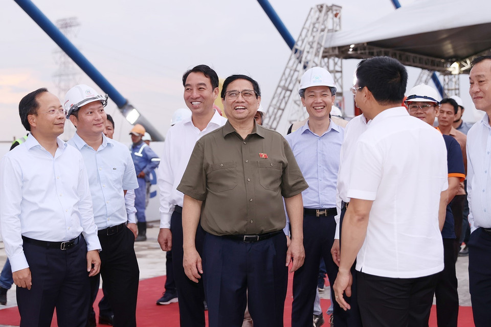 Thủ tướng Phạm Minh Chính kiểm tra tiến độ thi công Cầu Mỹ Thuận 2. (Ảnh: Dương Giang/TTXVN)